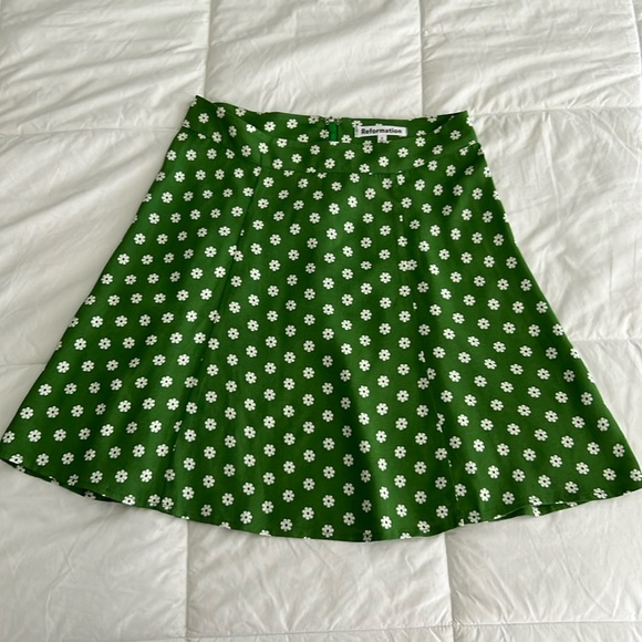 Reformation Flounce skirt in Hannah green size 0 - Picture 2 of 7